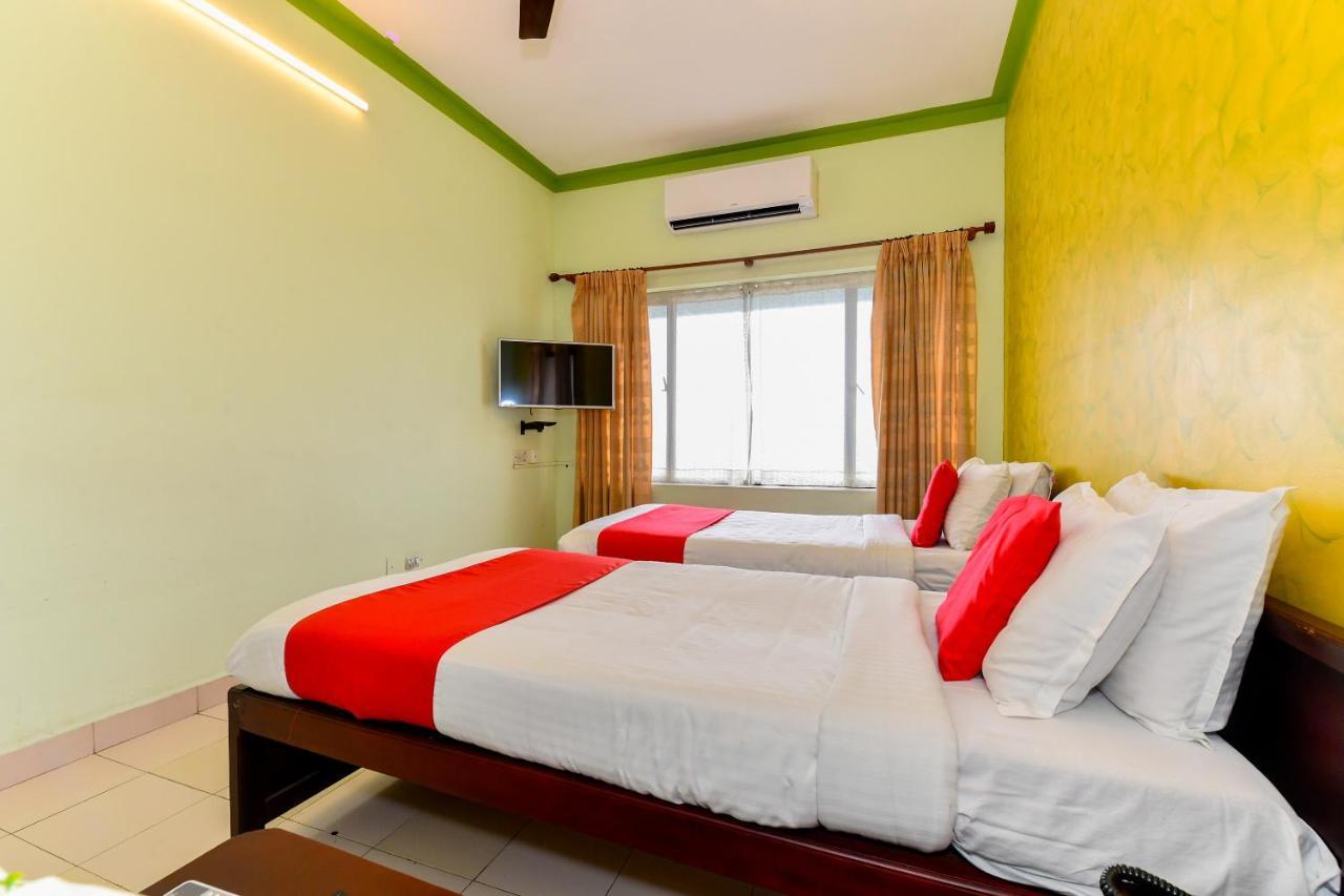 Oyo Flagship 9560 Hotel Bellwether Kochi Kültér fotó